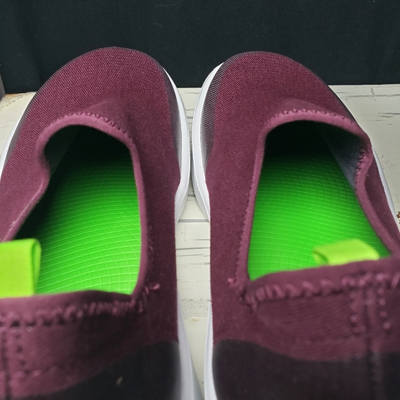 OOFOS OOmg eeZeeLow Sneakers in Burgundy - Women's size 9.5 - Picture 10 of 13